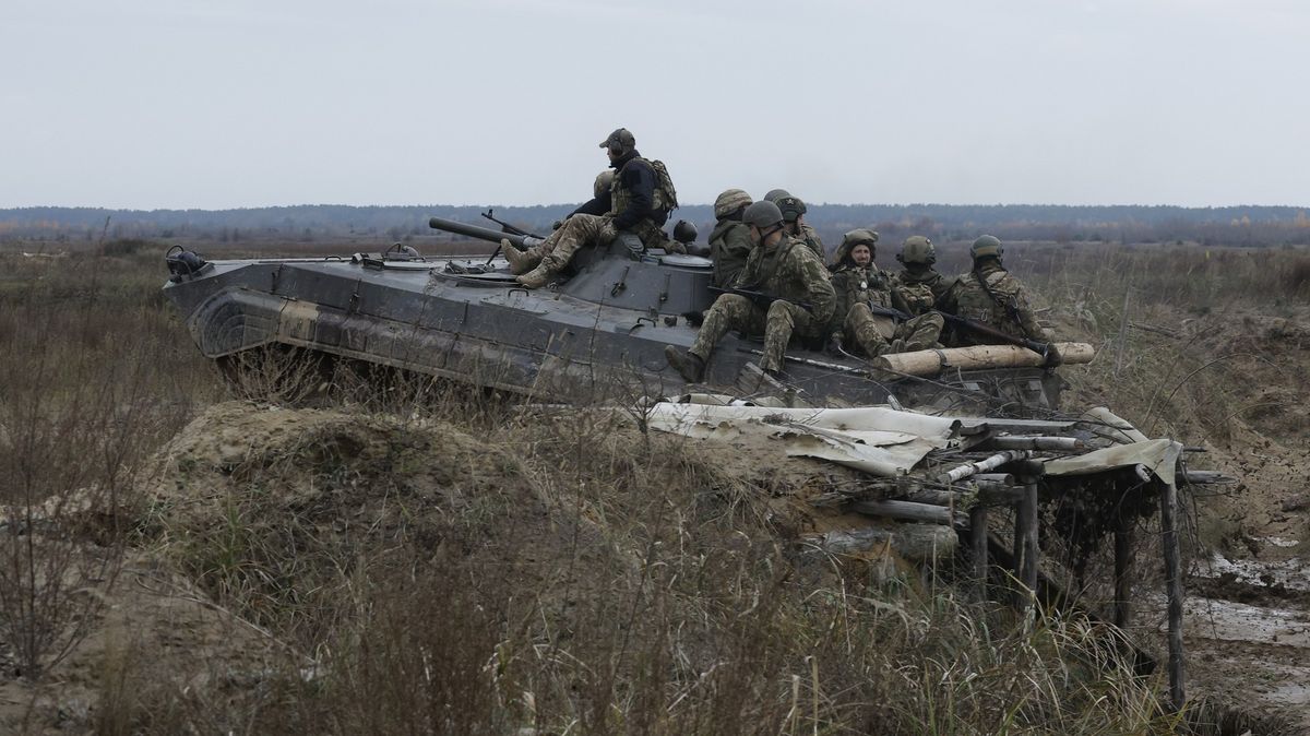 Ukrajincům se poprvé podařilo dostat obrněnce na levý břeh Dněpru, hlásí ruští blogeři